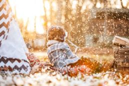 Niño en la nieve Foto de: Adam Tarwacki en Unsplash