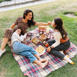 Bea MIllán picnic
