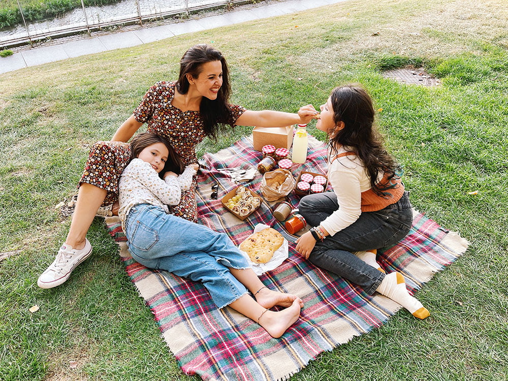 Bea MIllán picnic