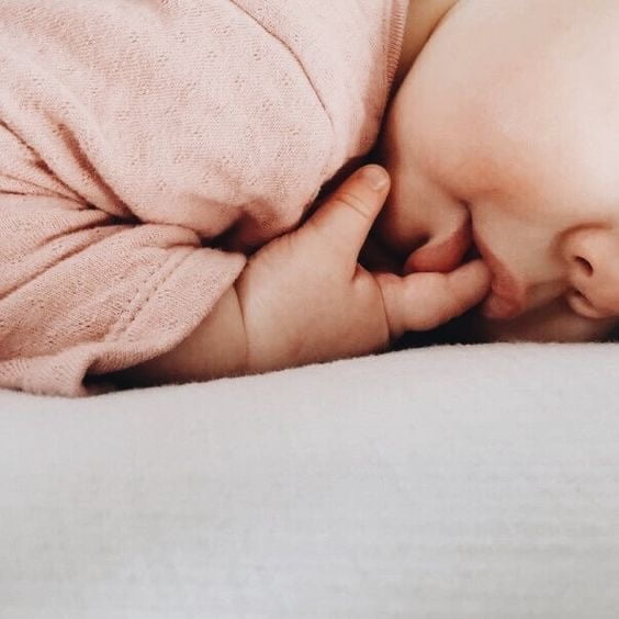 ¿Cuándo debería reducir las siestas de mi hijo?